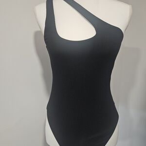 l*Space Sleek Black Ribbed Phoebe One Shoulder One Piece Swimsuit Womens Size 10